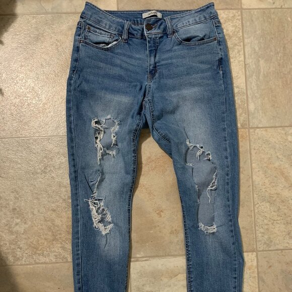 Refuge distressed jeans  size 6 but waist measures 29 before stretch - Picture 1 of 4